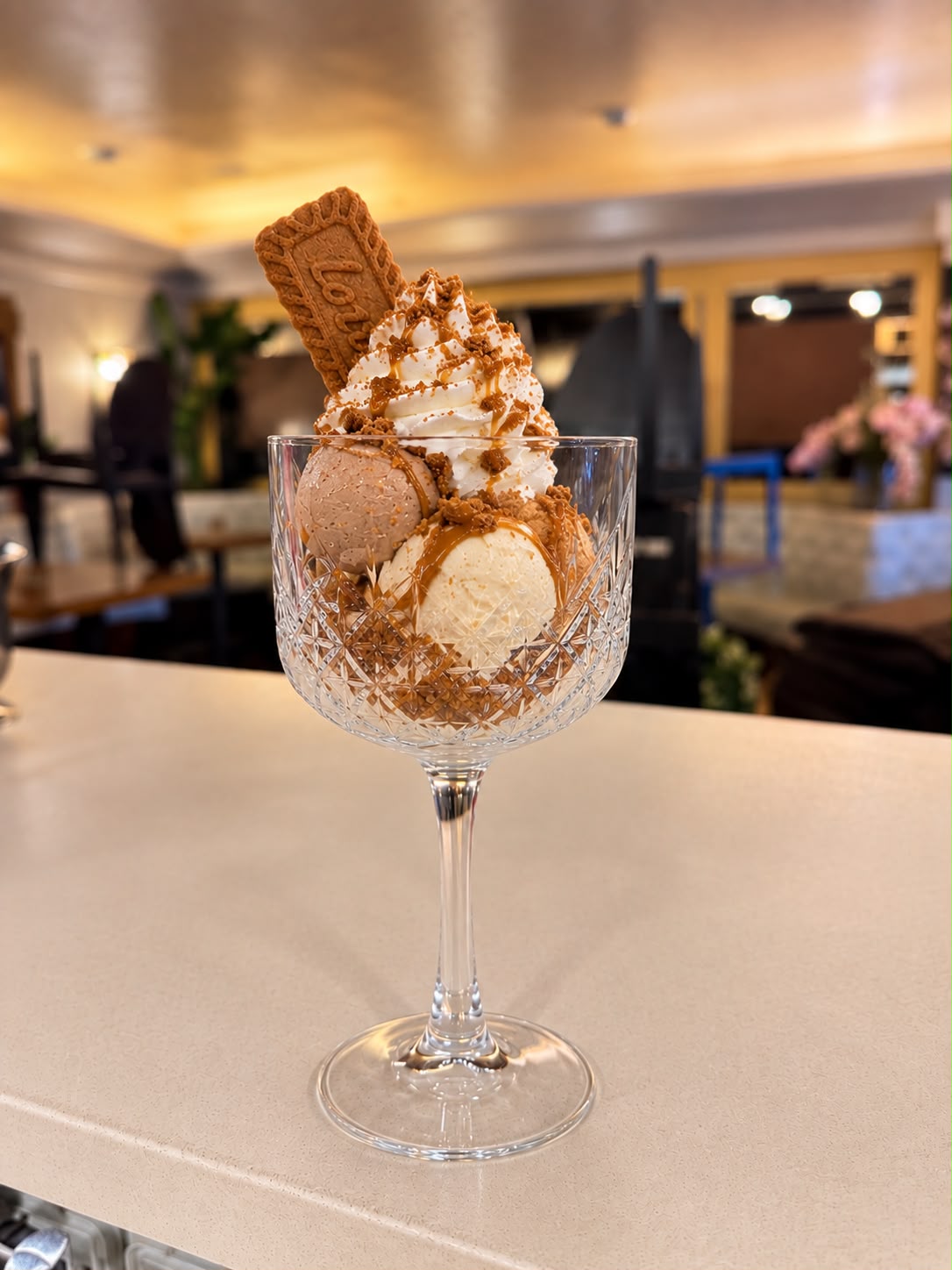 Coppa Speculoos geserveerd aan de bar van IJssalon Italia Vaals, met het dagelijkse dessert op het menukaartje