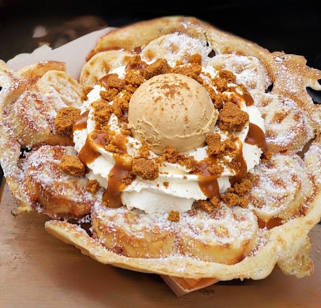 Bloemvormige verse wafel met speculoosijs, slagroom, karamel en koekjeskruimels